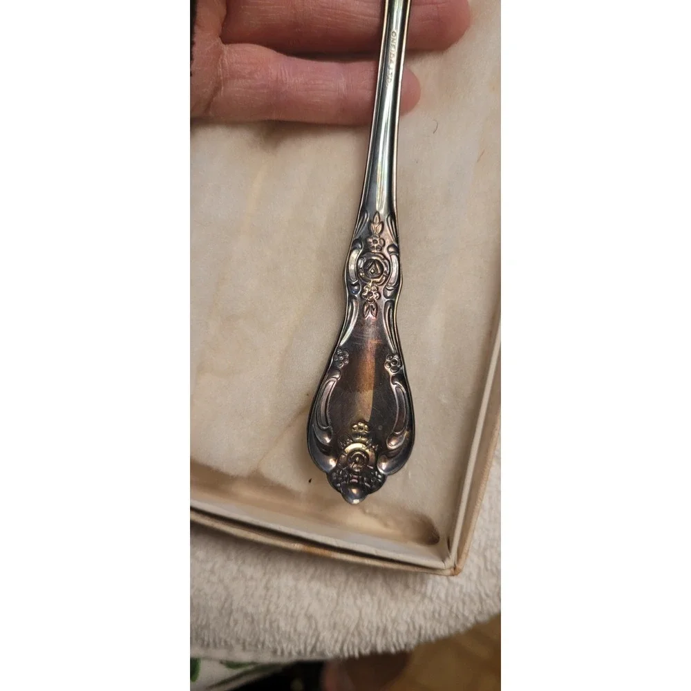 1-  Oneida Vanessa Francesca Pie Server Wm A Rogers Silverplate Flatware